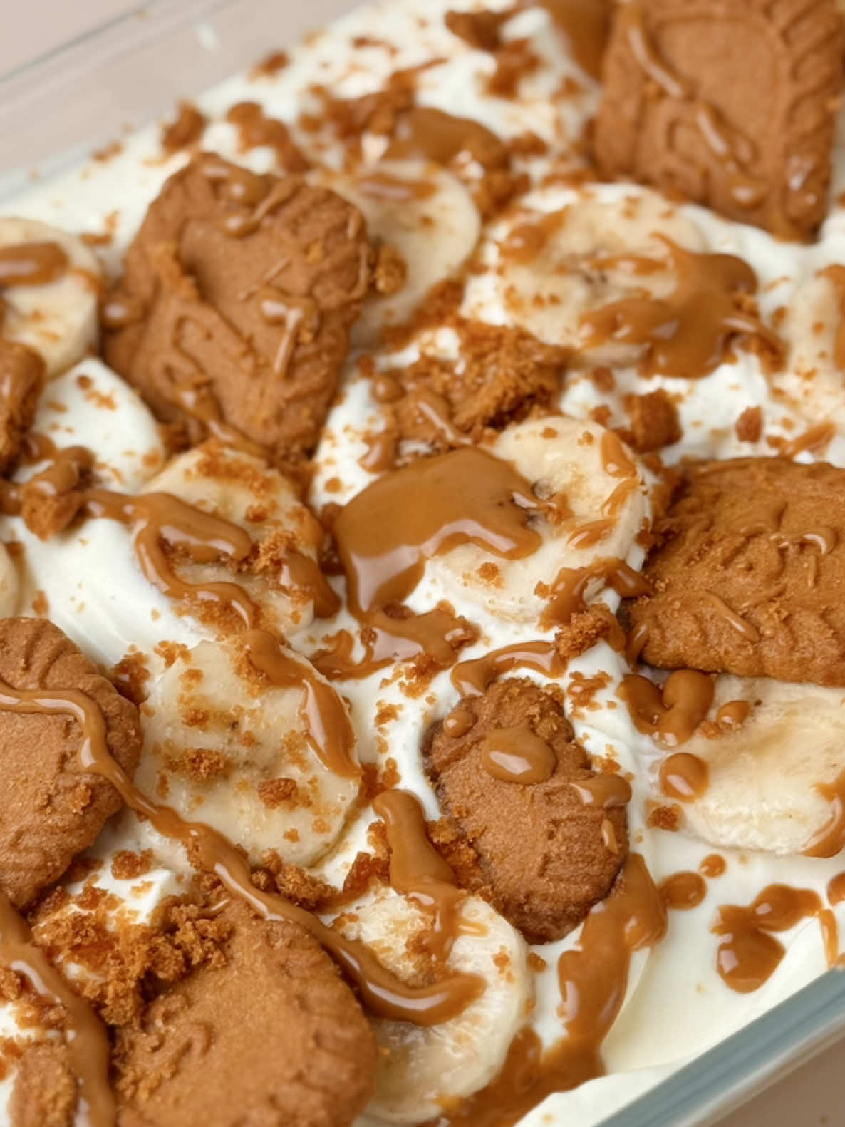 biscoff banana pudding🍮✨ resep: 100g bubuk pudding vanilla instan 300 ml susu cair, dingin 120g susu kental manis 360 ml whipped cream, kocok hingga kaku 1 sdt vanilla extract, opsional 3-4 buah pisang, iris tipis biscoff biscuit & spread (atau) bisa pakai biscuit lain cara membuat: 1. campur bubuk pudding vanilla, susu cair dan susu kental manis. masukkan ke kulkas 10 menit 2. kocok whip cream cair dan vanilla extract (opsional) hingga kaku 3. aduk adonan pudding ke dalam kocokan whip cream secara perlahan hingga tercampur 4. susun di wadah (di video uk. 26x22cm): pudding → pisang → biscoff biscuit & spread dan, ulangi 5. dinginkan minimal 20 menit sebelum konsumsi #bananapudding 