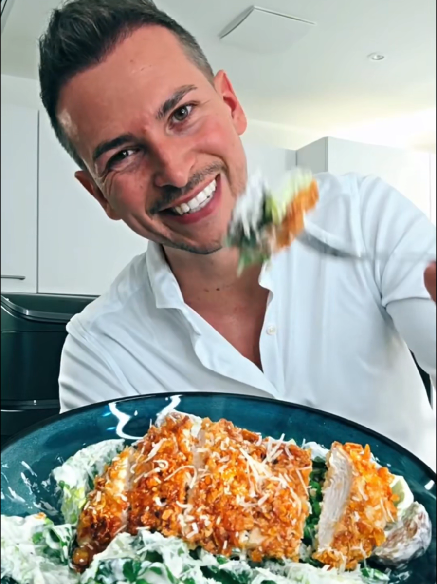 Caesar Style Salat 🧑‍🍳 Kartoffeln 20Min bei 200grad Chicken 10Min bei 200grad 500gr Hähnchenbrust 500gr Kartoffeln 1 Romanasalat 2 Eier + Cornflakes als Panade Dressing  250gr Skyr 1 Knoblauchzehe  Saft halber Zitrone  50gr Parmesan  2-3 Spritzer Worcestershiresauce  Salz, Pfeffer  Honig mit scharfem Öl mixen (Alternative mit Öl und Chili Flocken) #hähnchen #chicken #caesarsalad #airfryer #kochen #rezept 