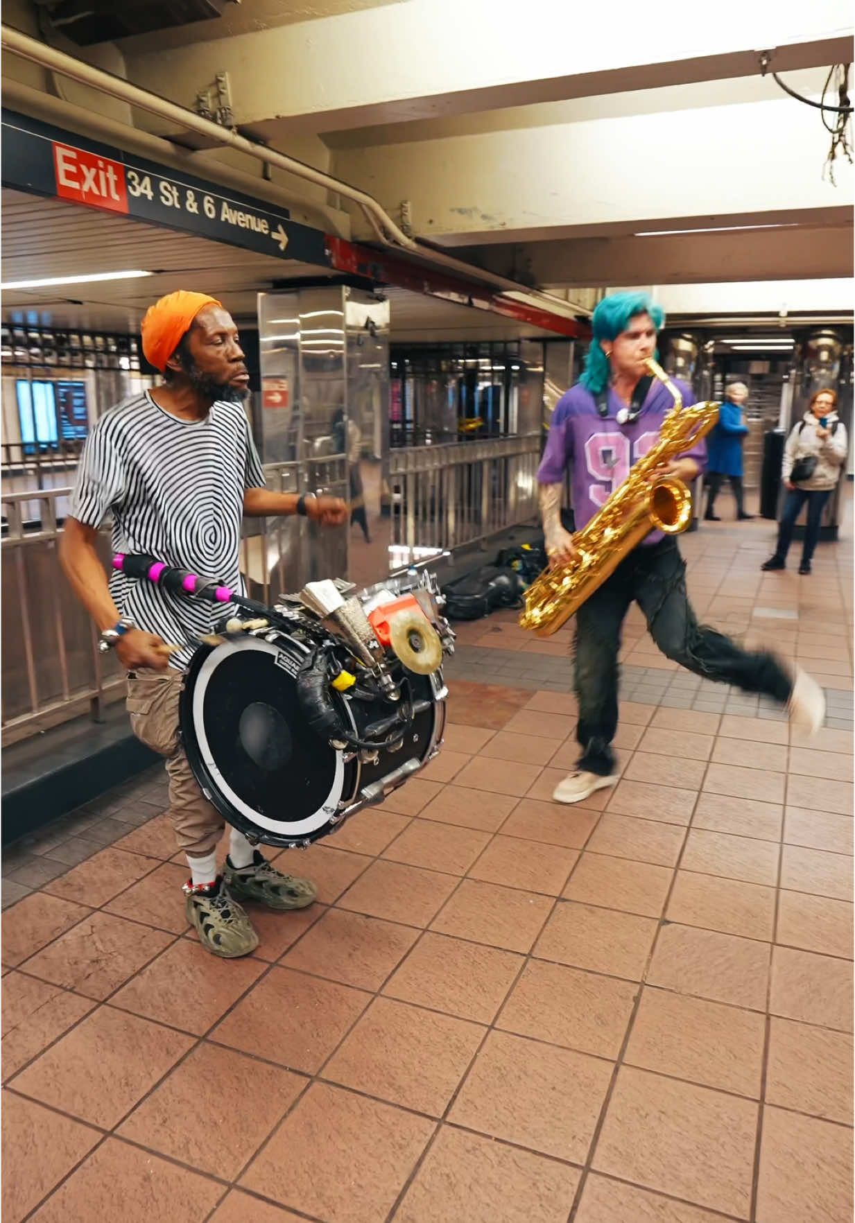 A little duo jam to start your weekend right. Where should we pop up and jam next? . . . . . #timessquare #nyc #timessqaurenyc #music #musicviodeo #nycmusic #nycmusicians #timessquarenewyork #toomanyzooz #leop #newyork #newyorkcity #newyorklife #newyorker #newyorknewyork #busking #busk #busker @Leo P 