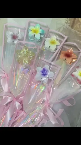 Mau kasih kado yang cantik tapi juga bermanfaat? Cobain deh Buket Jedai Kamboja ini! Estetiknya dapet, fungsinya juga oke banget buat jepit rambut harian! Kadoin buat sahabat, bestie, atau diri sendiri juga boleh banget! Bungkusnya cantik, langsung siap kasih tanpa ribet! Tersedia banyak warna lucu! Order sekarang yaaa~ #buketjedai #kadouwisuda #souvenirunik #hadiahcantik #jedaiestetik#bandung #bouquet #buket #jedai #buketbunga #bunga #flowers #graduation #wisuda #fyp 