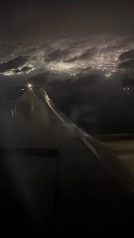 #dubai #night #flight #aviation #dxb #dxb_official #emirates #emiratesairlines #boeing #b777300er #aviationlovers #foryoupage #lights #clouds #ocean #landing #takeoff #fyp #capetown #pakistan #afghanistan #travel #saudiarabia #unfreezemyacount 