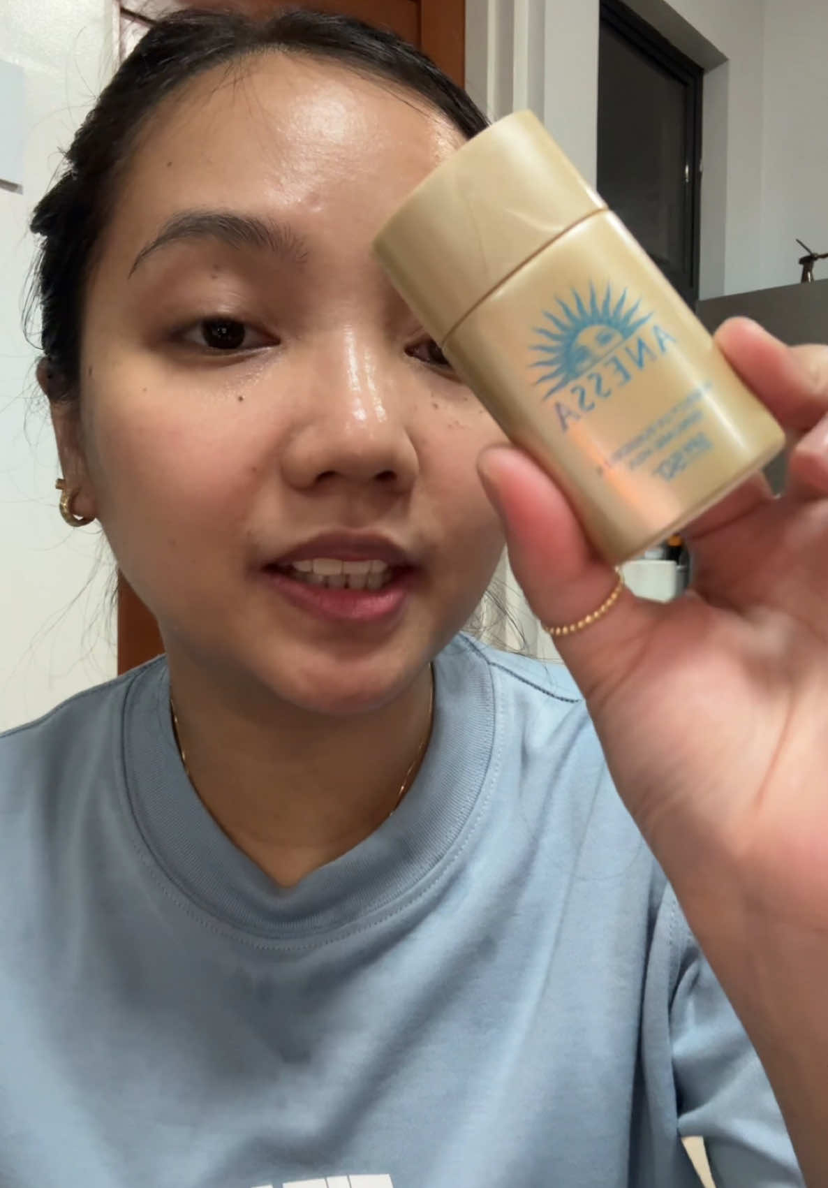 This can also work as primer plus mas oily skin friendly sya. Ganda nito! #sunscreen #sunscreenreview #anessa #waterresistant #skincare 