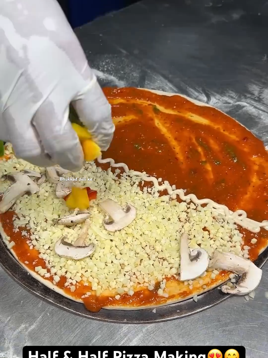 Ek taraf spicy, doosri taraf cheesy – yeh hai asli food diplomacy! 🧀🌶️ #Foodie #foodbloggers #trending #halfpizza #desifood 