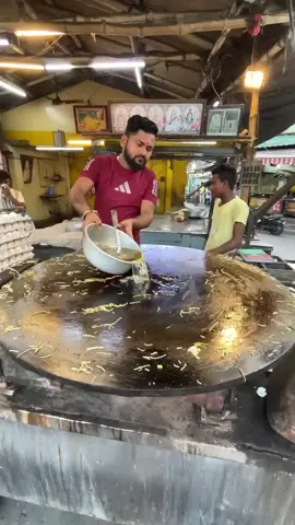 Tawa bhi chhota pad gaya, jab Kolkata ne banayi duniya ki sabse badi chowmein! 🤯🍜 #Foodie #foodbloggers #trending #chowmein #indianstreetfood 