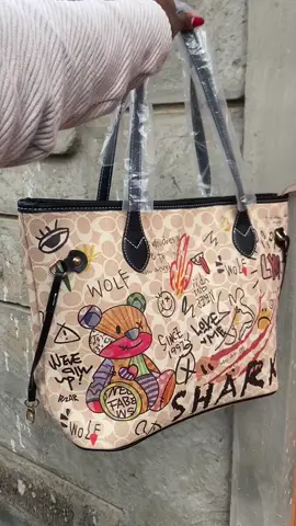 Black BEAR 🧸 GRAFFITI TOTE BAG 🧸 Has interior Zipper Pocket, 🌸 Can fit a 15 inch laptop  🎀 Size: 40*30*17 CM ( 15.7* 11.8* 6.6 Inches) Price: Ksh 5000 #officialbags #officebags #totebagskenya #penguintotes 