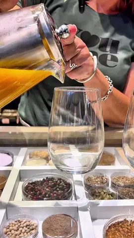 ¿Sabías que muchas especias pueden ayudarte más allá de la cocina? ✨ Te contamos 4 infusiones con súper poderes naturales: • Cúrcuma, jengibre y limón: ideal para una buena digestión ☕ • Canela y cúrcuma: una mezcla antiinflamatoria poderosa 💪 • Canela y clavo de olor: funguicida natural y delicioso 🌿 • Cúrcuma y romero: aliviá tu hígado de forma natural y rica ❤️‍🩹 Probá estas combinaciones y sentí el poder de las especias en cada sorbo. ¡Tu cuerpo lo va a agradecer! #InfusionesNaturales #MasalaEspecias #Cúrcuma #Jengibre #Canela #ClavoDeOlor #Romero #DigestiónSaludable #AntiinflamatorioNatural #SaludConSabor #BienestarNatural 