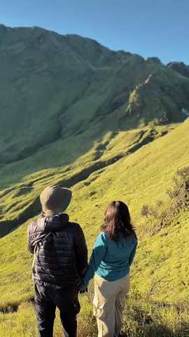 merbabu merestui kita untuk menikmati keindahnya😊#merbabuviathekelan #merbabu3142mdpl #pendakigunung #couple #mountaindate #fypp #jelajahliburan 