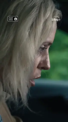 Miniserie británica de suspenso psicológico disponible en Disney plus. Consta de cinco episodios. La trama sigue a Elisa Blix, una madre que permite que su hija, pase la noche en casa de su nueva amiga. Al día siguiente, descubre que ambas han desaparecido. La investigación revela secretos oscuros del pasado de Elisa La serie explora temas como la culpa, la redención y la exposición mediática, con un ritmo ágil y giros inesperados que mantienen la tensión hasta el final #series #peliculasrecomendadas #disneyplus #algoquevertv #diadelniño #capcutamor #diadelniño🎉🍭 #capcutfamília