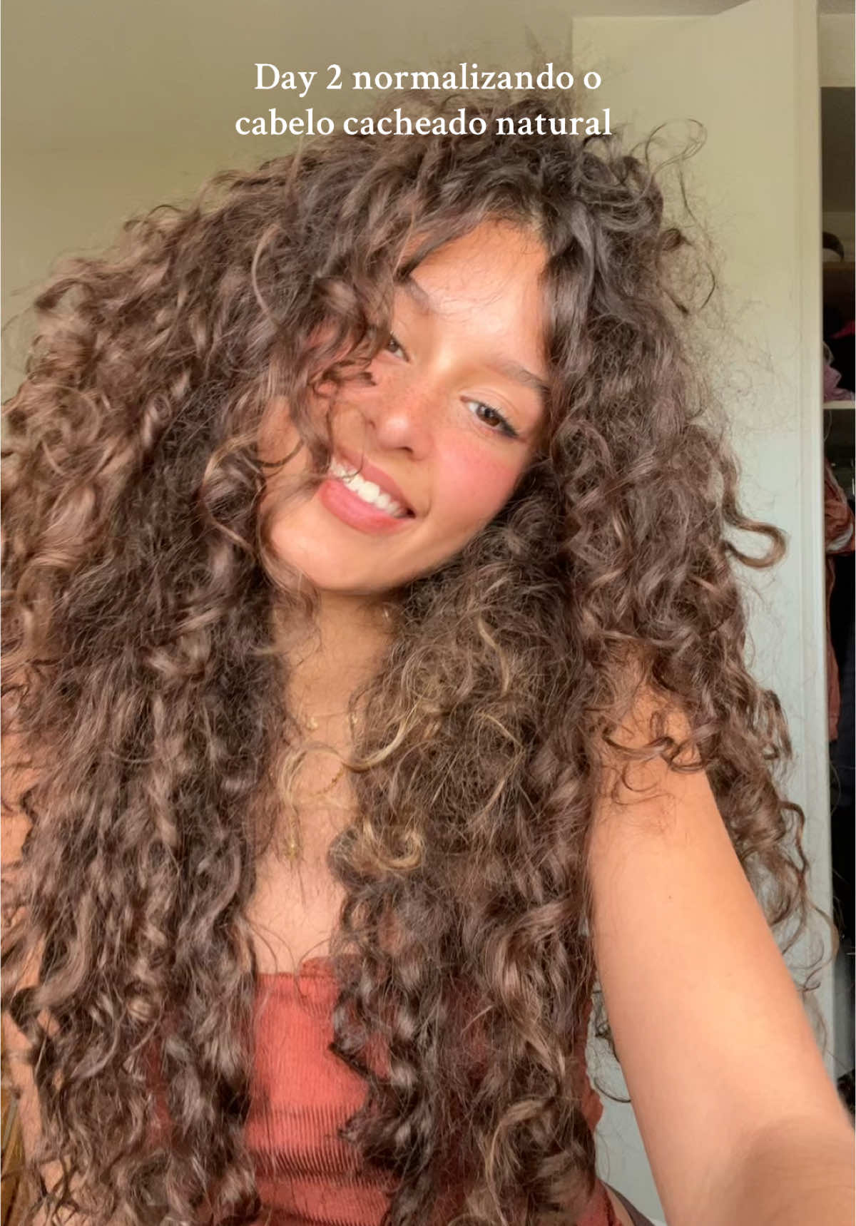 Esse é o sinal para você aceitar seu  frizz e volume🦁#girls #foryou #cacheadas #cabelocacheado 