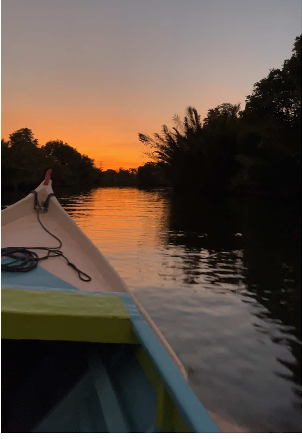 Sekali seumur hidup wajib ke “Rammang-Rammang” pas sunset. View nya MasyaAllah sekali 🧡  #rekomendasi #wisata #makassar #maros #rammangrammang #fyp #tiktok #trendingvideo #trending #viral #tiktok #capcut #foryou #sunset #trip 