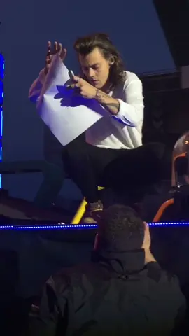 harry signing a fans drawing (you can see the drawing at 1:01) #onedirection #foryou #harrystyles 