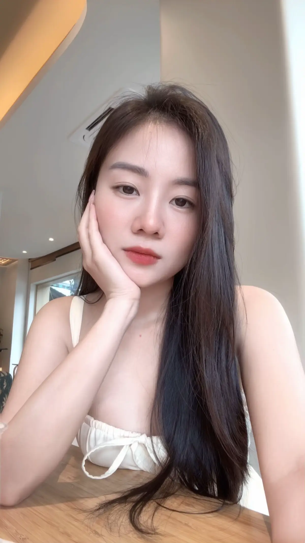 Hôm nay mệt quá em gỡ nụ cười xuống được hong…