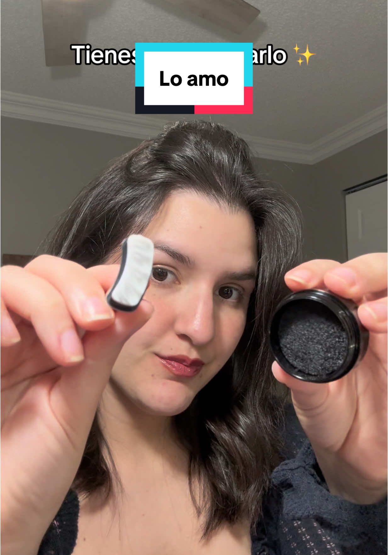 Probando este sello para hacer las pestañas de abajo… ¡y sí funciona! Me gusta mucho, pero tengo que decir que soy fan del delineador de esta marca. Es, sin duda, el mejor que he probado en mi vida. @UNICOS MAKEUP  #makeupreview #eyelinerstamp #beautyfinds #lashhack #musthave #CapCut 