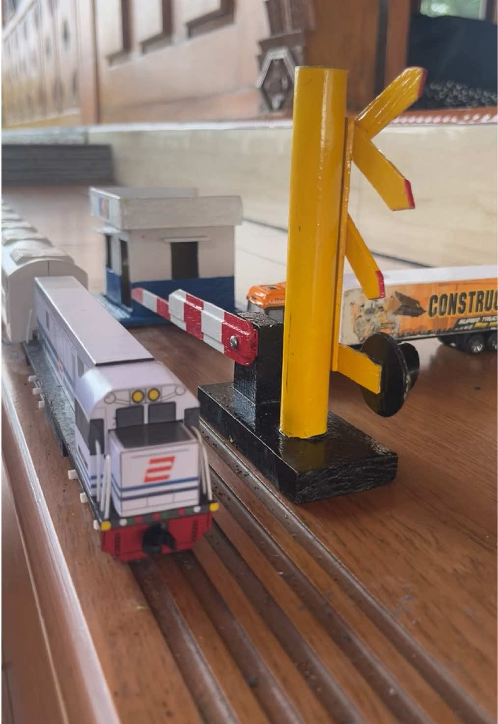 kereta cc 201 biru membawa gerbong penumpang melewati palang pintu dan pos penjaga #keretaapiindonesia #cc201 #lokomotiv #lokomotifcc201 #palangpintu #rel #railfansindonesia #kai #kaiindonesia #gerbongkereta #keretamainan 
