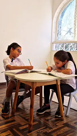 Si tu hijo no puede quedarse quieto en clase, no lo regañes 🧠 ¡Su cerebro está pidiendo MOVIMIENTO!  . Los estudios lo confirman: 20 min de actividad física = 20% más concentración 🔥 Descubre nuestros 'mini-resets' cerebrales en Kids Play 💪 @Santi y Cata Kids  .  #fyp #parati #Viral #TikTokTrends #greenscreen #tiktokviral #fypシ #foryoupage #trending #niñosinquietos #tdah #concentracion #escuela #consejosparapadres #neurociencia #aprendizajeinfantil #StoryTime #educacion #sanborja 