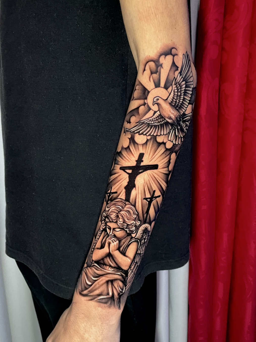 Tattoo anjo X pomba ✍🏻 #realismotattoo #tattoorealismo #tattoopretoecinzarealismo #trendingtattoo #ideiastattoo #caxiasdosulrs #tattoorealistic #tatuagembrasil #tattooreligiosa #tattootiktoks #viraltattoo 