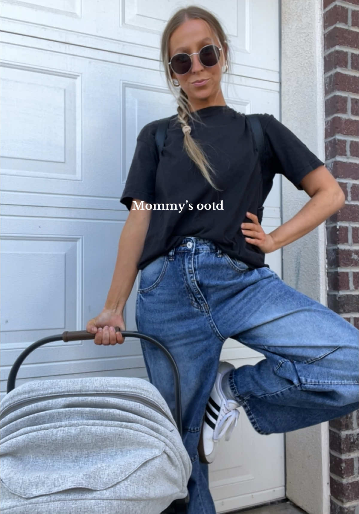 My roots are so bad I’m basically a brunette at this point 😭 but also only 5’2 #OOTD #mom #sahm 