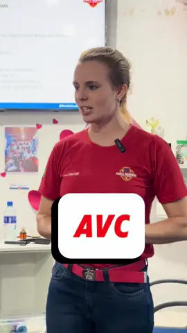 AVC = Acidente Vascular Cerebral 🚨 As pupilas são os “buraquinhos” no centro dos olhos que controlam a quantidade de luz que entra para formar a imagem na retina, como a abertura de uma câmera fotográfica. Esses movimentos são regulados por dois sistemas: 	•	Parassimpático: faz a pupila contrair (por exemplo, quando há muita luz). 	•	Simpático: faz a pupila dilatar (por exemplo, no escuro ou em situações de estresse). Anisocoria é quando as duas pupilas têm tamanhos diferentes (uma é maior que a outra). Às vezes isso é normal (anisocoria fisiológica, em até 20% das pessoas), mas pode ser sinal de doença, como: 	•	Lesão neurológica (ex.: síndrome de Horner, compressão do nervo oculomotor); 	•	Uso de substâncias ou medicamentos; 	•	Problemas oculares locais (ex.: trauma, uveíte). Anisocoria pode ser um sinal importante em casos de AVC, especialmente quando o AVC afeta regiões do cérebro que controlam o movimento dos olhos e das pupilas. Quando falamos de AVC, estamos lidando com lesões que podem atingir áreas críticas do cérebro, como: 	•	O tronco encefálico (especialmente o mesencéfalo), que contém os núcleos dos nervos cranianos responsáveis pela resposta pupilar e movimentos oculares (nervo oculomotor, por exemplo). Assim: 	•	Se um AVC atinge o tronco encefálico, pode afetar diretamente o nervo oculomotor (III par craniano). Isso pode causar midríase (pupila dilatada) em um lado, enquanto a outra permanece normal, gerando anisocoria. 	•	Além disso, lesões grandes que aumentam a pressão dentro do crânio podem empurrar estruturas cerebrais e comprimir o nervo oculomotor, levando também a anisocoria (isso é sinal de alerta grave!). Importante: Nem todo AVC causa anisocoria; ela está mais relacionada a casos específicos de: 	•	AVC troncoencefálico; 	•	Hemorragias volumosas com hipertensão intracraniana. #avc #ave #acidentevascularcerebal #aph #primeirossocorros #bombeira #medicina #enfermagem #brigada 