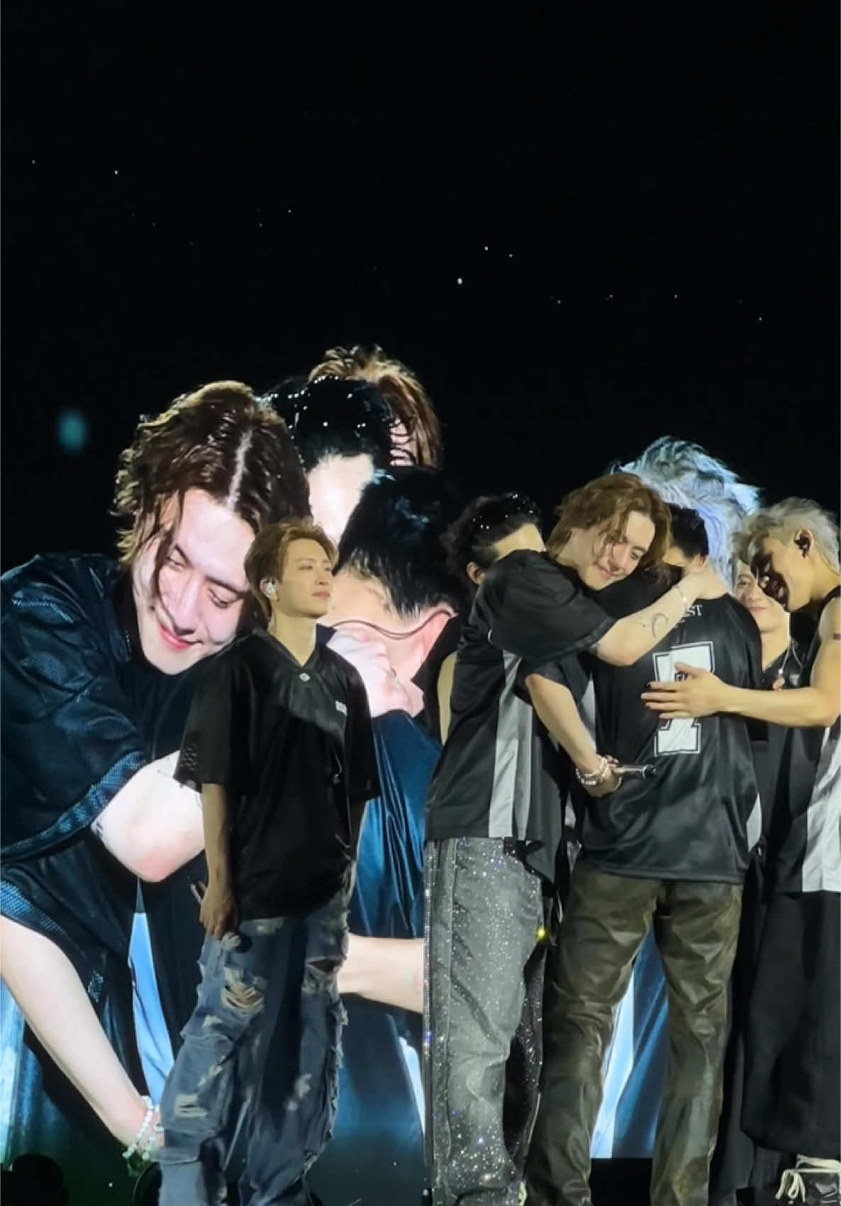 Jinyoung also cried because his little brother Yugyeom cried 😭 GOT7 NESTFEST IN BKK DAY 1  #yugyeom #jinyoung #got7 