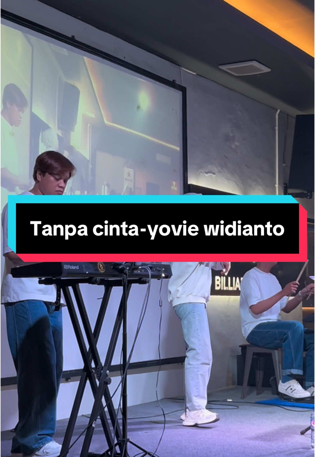 Males bet diidung udah full ingus jadi suaranya bindeng banget kedengeran trus susah nyebut konsonan vocal juga gr” flu soalnya tempat livenya juga AC nya dingin bet heheeh tp its okay yakk akhirnya bisa bawain lagu ini semoga syuka ya😍🫶  @tiaraandini  #tanpacintayoviandnuno #tanpacintatiaraandini #tanpacintacover #yoviewidianto #fyp #fypage #fyppppppppppppppppppppppp #fypシ゚ #fypp #fypdong #fypシ゚viral🖤tiktok #fypgakni 