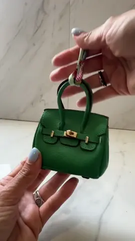 Accessorize your bags and purses with a mini, linked ones in the video above  #minibags #pursecharms #purseaccessories #bagcharms #bagaccessories #microminibag #micropurse #microbag #microhermes #minihermes #minibag #minipurse #pursemusthaves #bagmusthaves #pursetok #pursecheck #springmusthaves #summermusthaves 