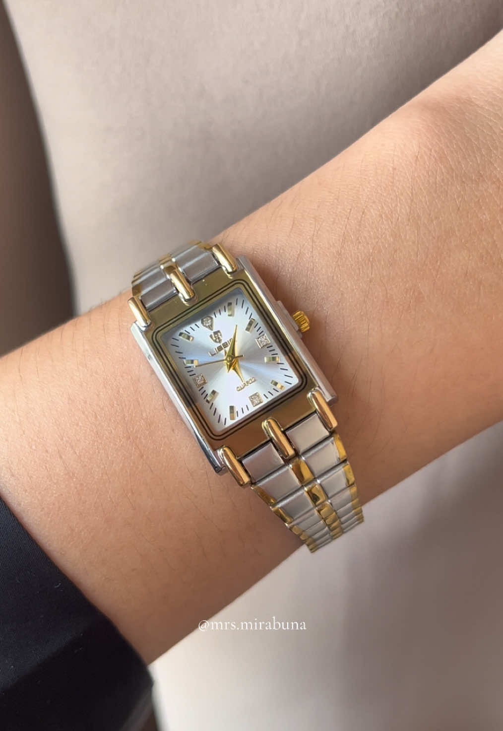 I found an elegant design, non-tarnished and adjustable watch ✨🫶🏻 #watchforwomen #watches #watchesoftiktok #nontarnishwatch #minimalistwatch #smallwatchforwomen #fyp #elegantwatch #trending 