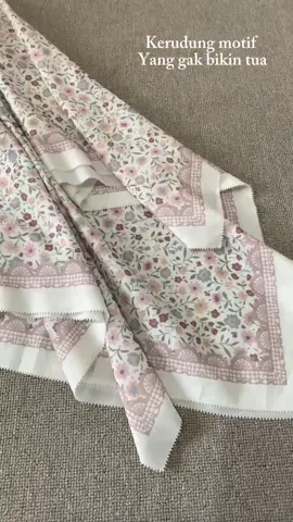 Motif nya cantik cantik😍#kerudung #kerudungmotif #jilbabmotif #kerudungsegiempat 