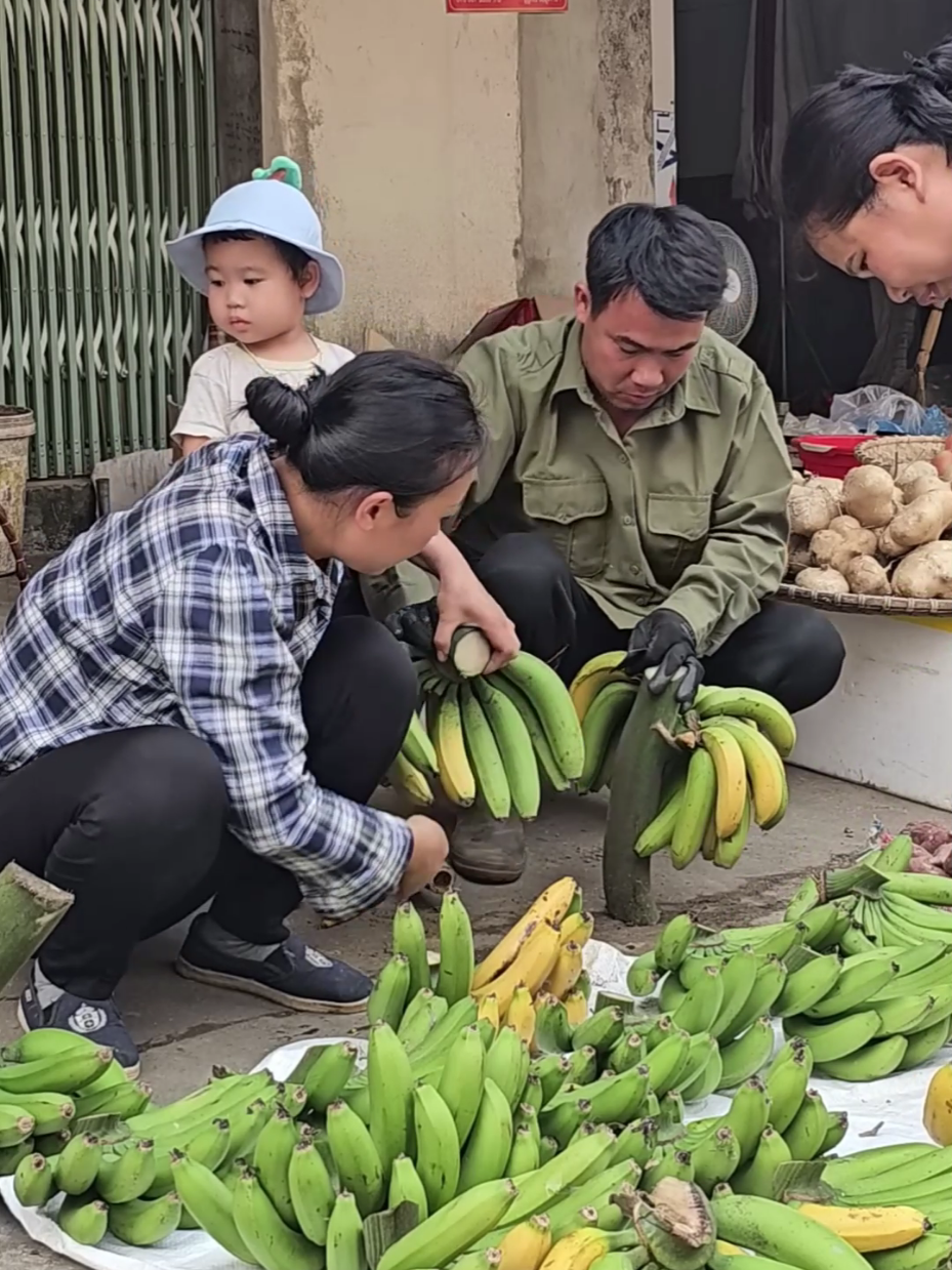 EP.57_ My husband and I harvest bananas to sell. Enjoy a fun family meal with banana soup 