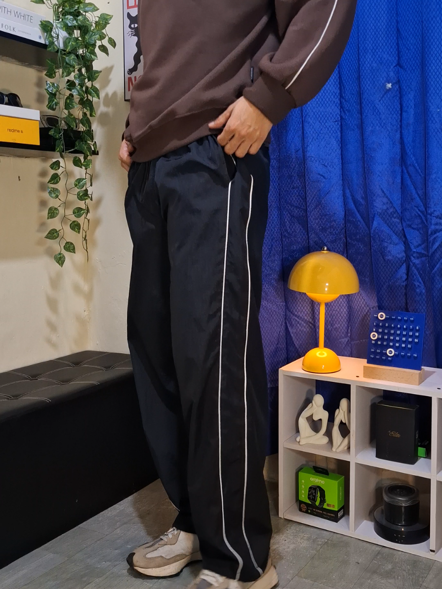 restock lagi long trackpants baggy, bahan parasut. kalo udah restock cepet banget habisnya nih #trackpants #celanatraining #loosepants #celanapanjang #celanatraining 