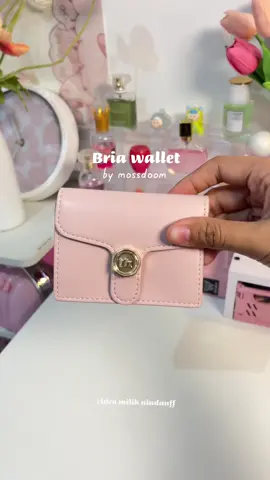 produk terbaru lagi dari mossdoom “Bria wallet” super elegant & minimalis, dan di lengakapi 11 slot card 💗✨ #dompetmossdoom #dompetmurah #dompetwanita #briawallet #mossdoom #mossdoomindonesia #dompetkartu #cardholder #dompetlipat #dompetpink 