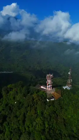 Station Repeater ( Menara Telkom Pasir Sumbul ) Sebuah menara repeater di kawasan Puncak Pass, Desa Ciloto, Kecamatan Cipanas, Kabupaten Cianjur. Merupakan bangunan bersejarah yang mulai beroperasi pada tahun 1963, hasil dari arsitektur terkenal Friedrich Silaban yang juga merupakan arsitek Masjid Istiqlal, Gelora Bung Karno dan Monas. Menara ini berada diketinggian 1.585 Mdpl, dengan tinggi menara mencapai 47 Meter menjadikan menara ini bangunan tertinggi di kawasan puncak.  Ada yang pernah naik ke atas menara ini??  #puncak #puncakpass #infopuncakbogor #bogorvidgram #bogor24update #trendingreels #bogorhits #bogorpisan #infopuncak #jabar #jawabarat #wisatabogor #funfactbogor #dji #bogor #reels #fyp 