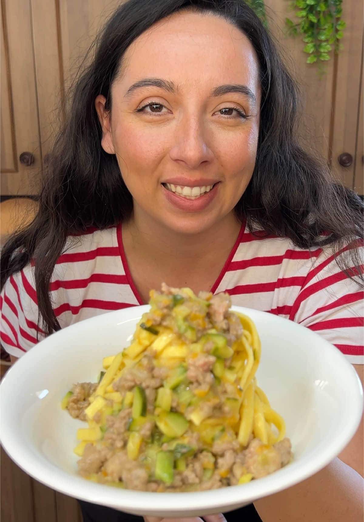 Fettuccine ragù bianco e zucchine  Ingredienti : - 250 g dí fettuccine  - 1 zucchina  - 200 g carne macinata di bovino - 100 g di salsiccia di suino - 1/2 bicchiere di vino bianco - Cipolla - Sedano - Carota - Olio - Sale ⏳Tempo di preparazione 40 min. ⏱️Cuocere in un soffritto di sedano, carota e cipolla; la carne macinata insieme alla salsiccia. Sfumare con vino bianco e unire la zucchina. Lasciamo cuocere per 20 min. Calare le fettuccine e una volta cotte, unirle al condimento. Mescolarle per qualche minuto e impiattare. *********** Lasciami un ♥️ se ti è piaciuta la ricetta e commenta se vuoi vederne altre 😍! #ricette #recipeoftheday #ricettepervoi #ricettefacili #DinnerIdeas #pasta #pastarecipe #ragu 