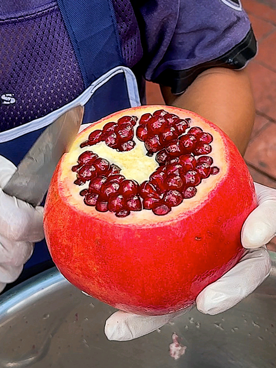 Sugar-free pomegranate juice is a must-drink when visiting Thailand! location : chinatown bangkok google map. : https://maps.app.goo.gl/dwUHCeQeWZSakZbU7 #bangkok  #streetfood  #fruitcuttingskills  #pomegranatejuice