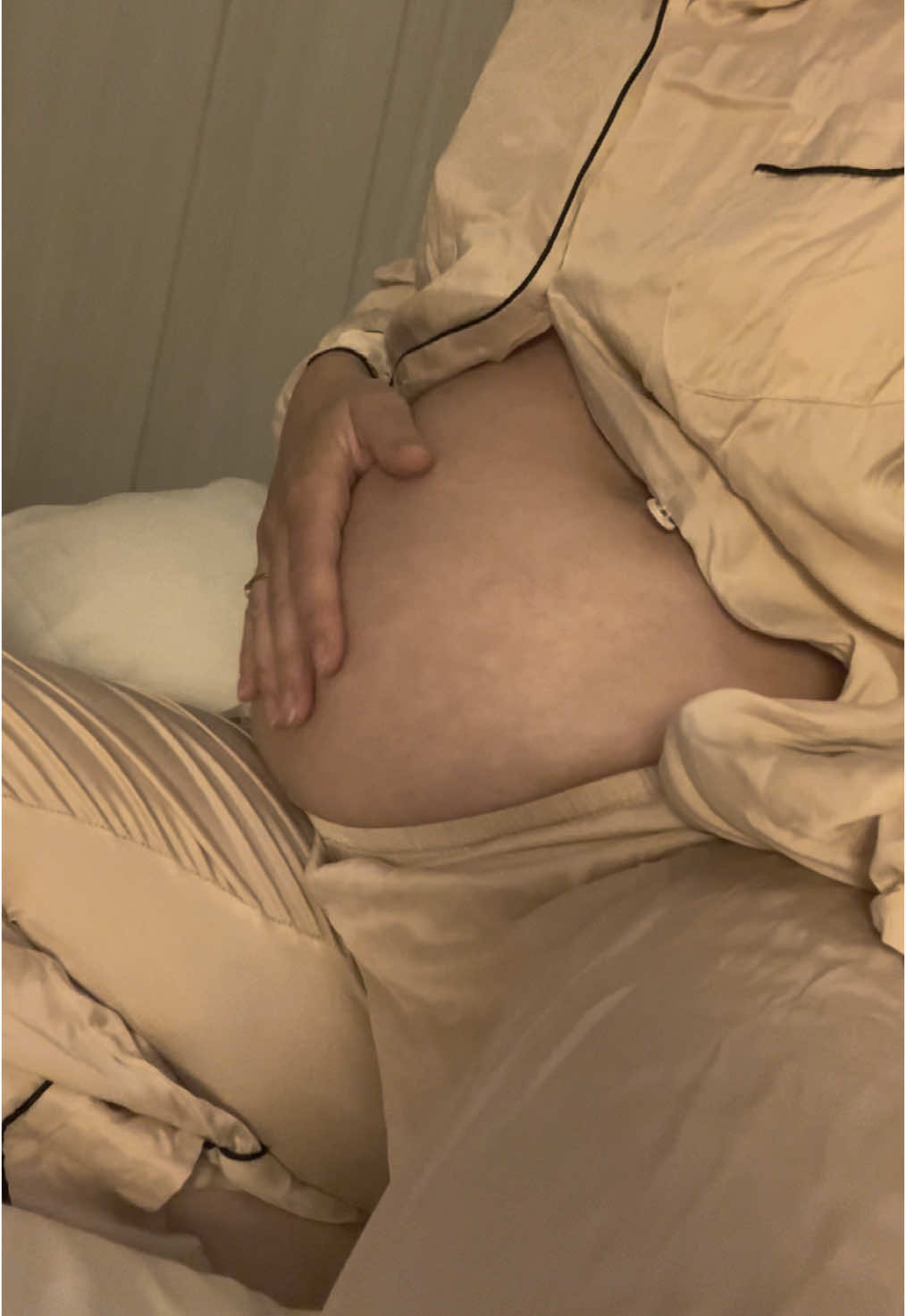Satisfaction never looked so good #cutebelly #roundbelly #belly #stuffed #bloated #bloatedbelly #bellystuffing #feedee #notpregnantjustfat #pregnantbelly #bodypositivity #outiebellybutton #bellybutton 