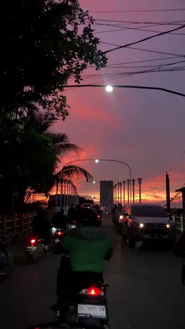 حتى الغسق قد أصبح بعيدًا إذاكنت ابتسم لي “senja pun kalah jauh jika engkau tersenyum kepadaku” #arabicsong #syairarab #bismillahfyp #senja #fyp #fypp 