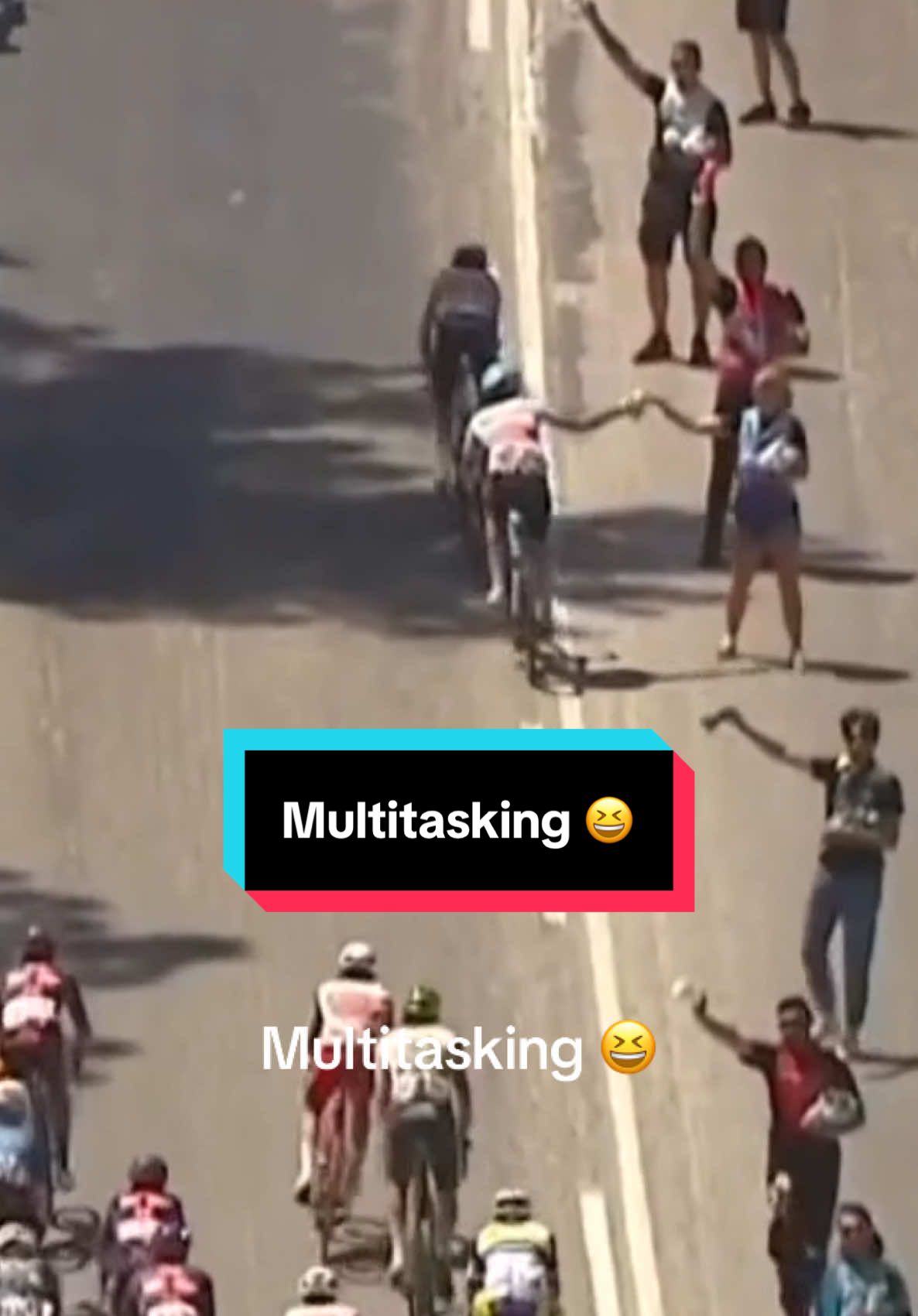 Impressive multitasking from Unibet Tietema Rockets 💪 #cycling #roadcycling #turkiye 
