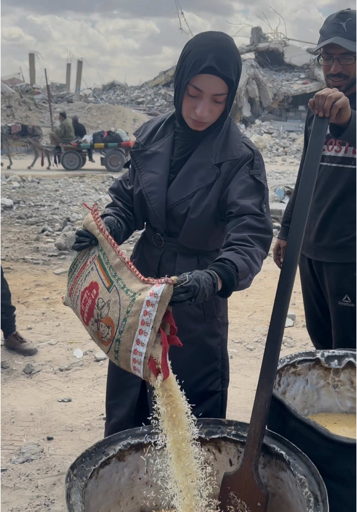 Amid the famine we are living through in Gaza, and the overwhelming rise in prices that has suffocated the people, even the simplest meal has become a dream for many families. Today, by the grace of Allah, we prepared and distributed rice meals to our people in Jabalia Camp, thanks to a generous donation from kind people in Belgrade — may Allah reward them greatly. The scene of famine is no longer distant… it has become a reality we live every day. People are trapped between extreme poverty and unbearable prices. A bite of food has become a wish, and a loaf of bread is bought with blood The door for contribution is open to everyone, so give whatever you can — even if it’s little The link is in the bio🔗 #explore #kher ##like #fypage #gaza 