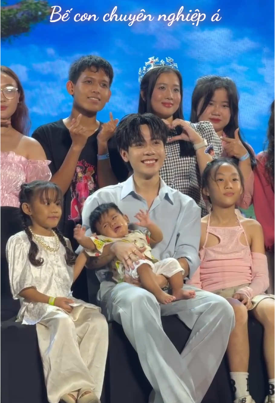 Bế con khéo nha #quanghungmasterd #the1stfanmeetingquanghungmasterd 