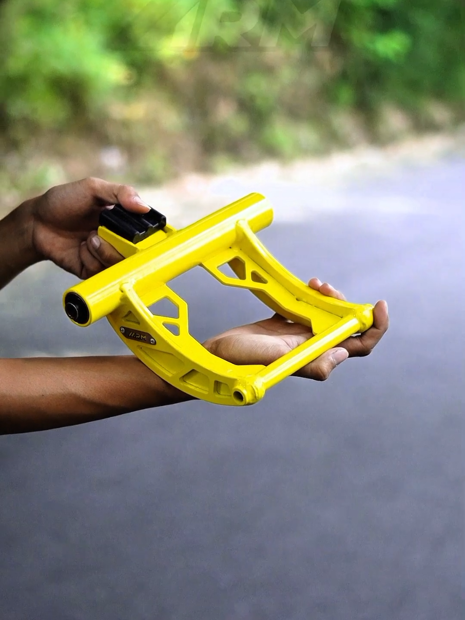 Terbaru dari Arumi bosku. yang suka lengkung boleh ceck out di keranjang kuning ☺️. #promoguncang55 #arumimotoparts #mountingvario #enginemounting #mounting5cm #mounting6cm #vario125 #vario150 