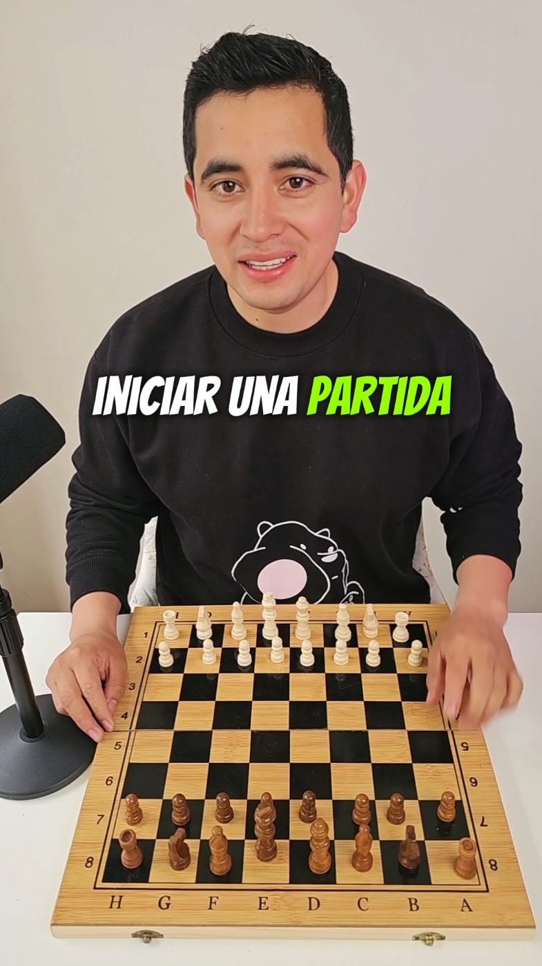 ¿Sabías que una mala apertura puede arruinar toda tu partida de ajedrez? Si no sabes cómo empezar, este video es para ti. Te enseño cómo abrir correctamente, desarrollar tus piezas y evitar errores que cometen el 90% de los principiantes. Míralo hasta el final y comenta la palabra ajedrez si quieres aprender en serio. Y si de verdad quieres jugar como un experto, accede ahora al curso completo de Ajedrez con Kevin: – Más de 50 lecciones paso a paso – Desde cero hasta nivel avanzado – Para niños, jóvenes y adultos Haz clic en el botón de abajo o entra al enlace de mi perfil. ¡Haz tu mejor jugada hoy! #ajedrez #ajedrezdesde0 #ajedrezparaniños #ajedrezconkevin #cursoonline #creatorsearchinsights 