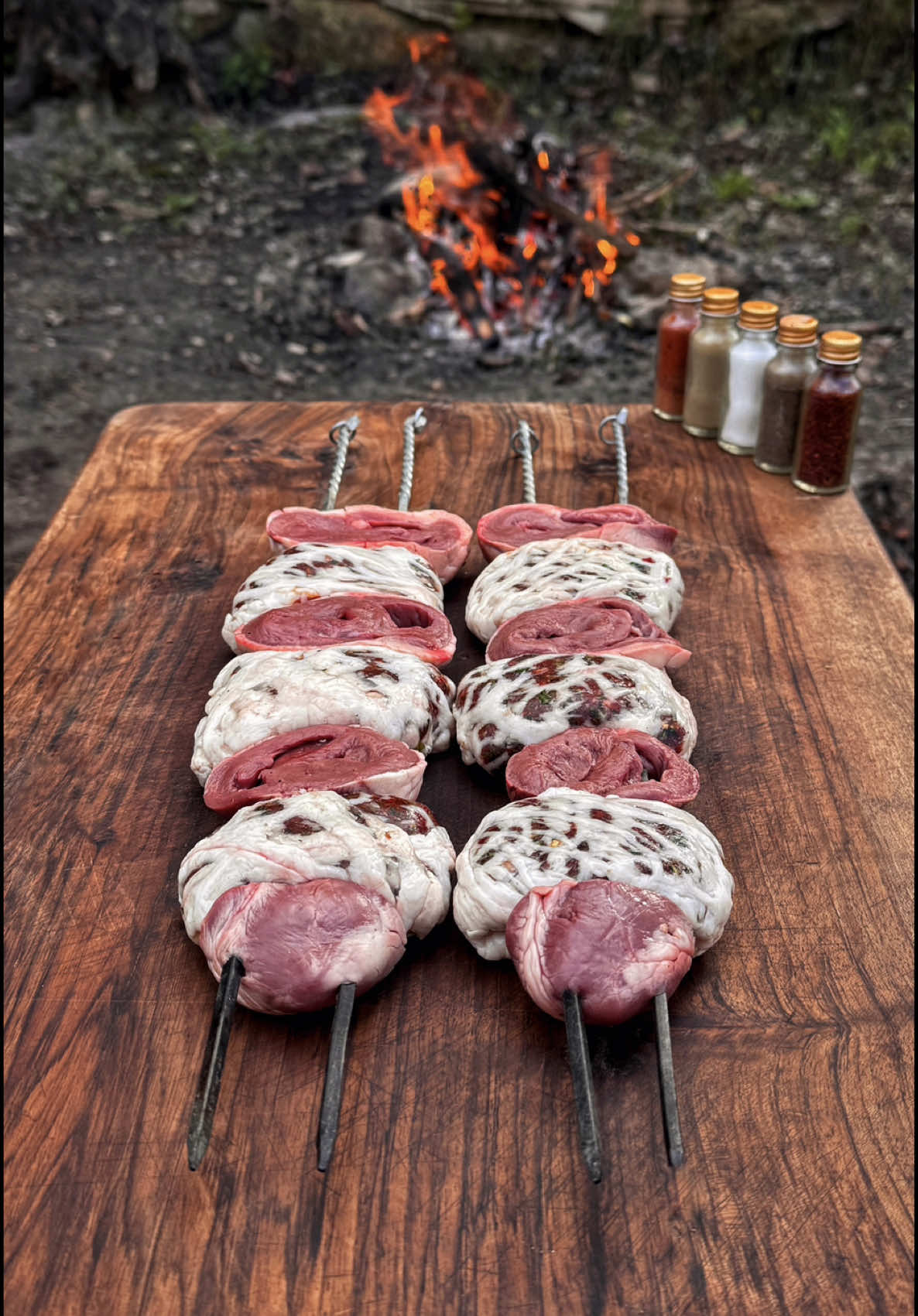 Kuzu Yürek - Lamb Heart Video: @chefganicaglar 👨🏽‍🍳 Malzemeler: - Kuzu yürek - Kuzu gömlek yağı - Yağsız et - Kapya biber - Yeşil biber - Soğan - Maydanoz - Kırmızı toz biber - Kimyon - Karabiber  Ingredients:  - Lamb heart  - Lamb’s shirt fat  - Lean meat  - Capia pepper  - Green pepper  - Onion  - Parsley  - Red pepper powder  - Cumin  #new #food #lamb #chefganicaglar #camp 
