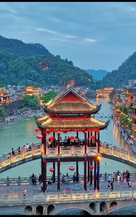 เมืองโบราณเฟิ่งหวง สร้างขึ้นในช่วงสมัยรางวงศ์ชิง อายุกว่า 400 ปี ลักษณะเมืองจะล้อมรอบด้วยภูเขาน้อยใหญ่ และมีแม่น้ำถัวเจียงไหลผ่าน ทำให้เมืองแห่งนี้มีธรรมชาติที่สวยงาม  #เฟิ่งหวง #เที่ยวจีน #tripsinter #fenghuang #tiktoktravel #เมืองโบราณเฟิ่งหวง 