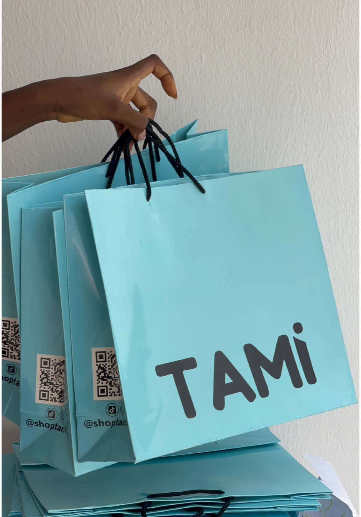 Unbox my male ready to wear brand packagings with me🤩.  Everything is coming together and I can’t be more than excited  #brandpackaging #unboxingvideo #newbusiness #tami #thankyoucards 