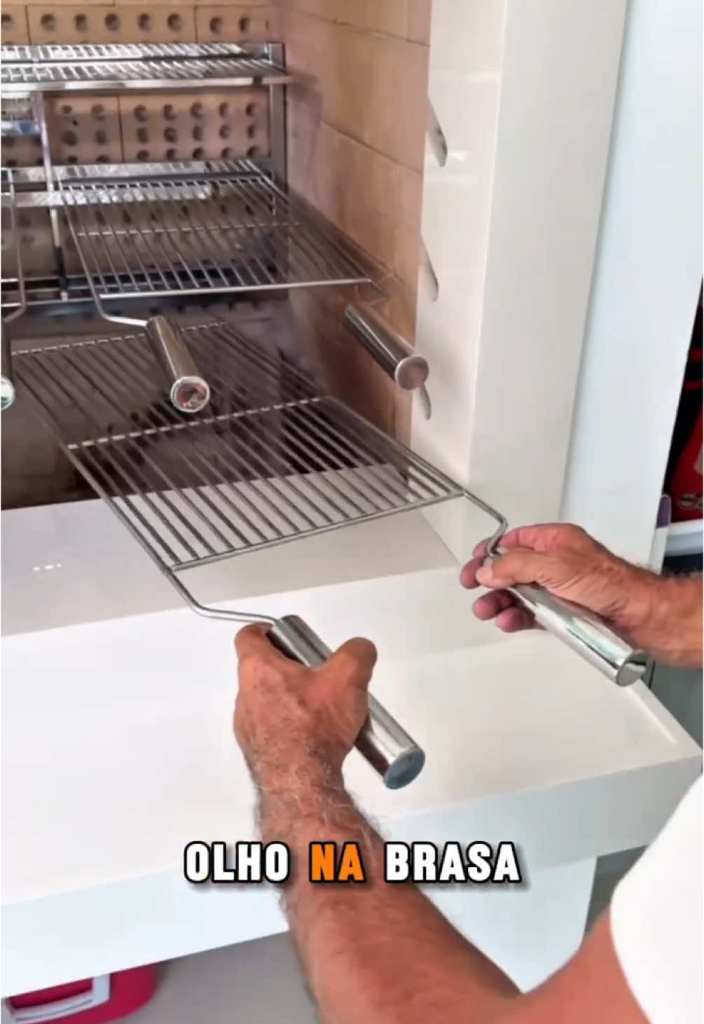 Cansado de limitar seu churrasco à mesma grelha de sempre? Seu assado merece mais — merece estrutura, versatilidade e aquele toque de mestre. 💥 O Kit Suporte Suspenso da Olho na Brasa é o upgrade que transforma qualquer churrasqueira numa estação completa de assados. ✔️ 2 grelhas uruguaias (marcação perfeita na carne) ✔️ 1 grelha descanso (praticidade total) ✔️ 3 espetos ✔️ 1 suporte robusto, feito pra durar ✔️ Garantia impressionante de 15 anos! ✨ E sabe o que é melhor? É 100% personalizável. No vídeo, o cliente optou por colocar o varalzinho de ganchos, para pendurar desde legumes até frutas, criando combinações únicas e assando como um verdadeiro especialista. 🍍🥕🍗 🚀 Chega de improvisar. Está na hora de levar a sua churrasqueira pro próximo nível com o kit que resolve tudo num só lugar.#churrasqueira #churrasqueira #churras #churrasco 