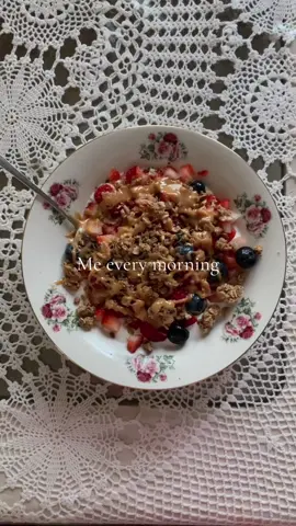 Purely Elizabeth granola is so good #yogurtbowl #dailyyogurt #dailyyogurtbowl #yogurtoftheday #purelyelizabeth 