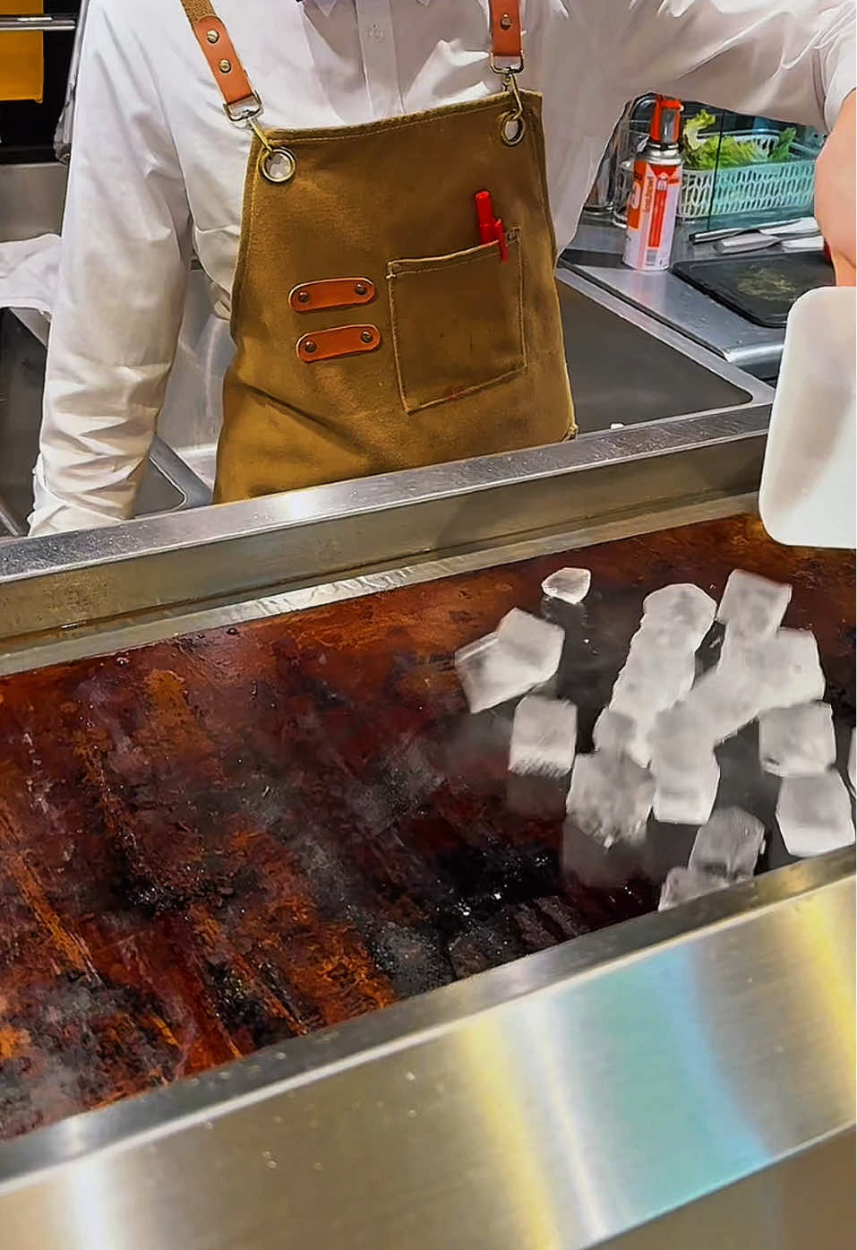 Cleaning Grill with Ice Cubes 🧊 The final belike… 🤯 Cre: @camielko @Anthony | Food Truck Life #ice #cleaning #grill #asmr #satisfying #oddlysatisfying #fyp #usa 