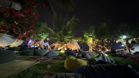 Trải nghiệm thung lũng hoa Hồ Tây về đêm