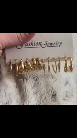 I can’t be the only one missing all but one earring in every style 😵‍💫#momlife #foryoupage #fyp #jewelry #beautyhacks #CapCut 