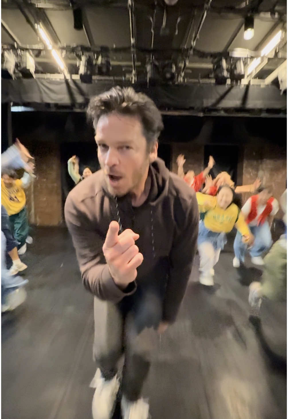 WE GOT COACH BOLTON IN OUR SET !! didn’t @bart_johnson absolutely kill it 🤩🤩🤩 #dance #danceteam #hsm #highschoolmusical #disney 