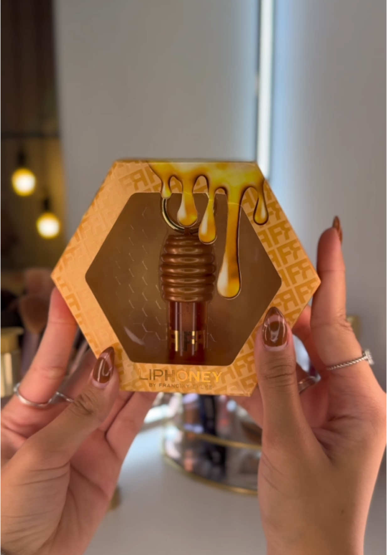 POV: você ganhou o gloss da franciny do seu namorado, 🤩🍯✨🐝. #fyp #viralvideos #glossdafrancinyehlke #francinyehlke #liphoney #gloss 